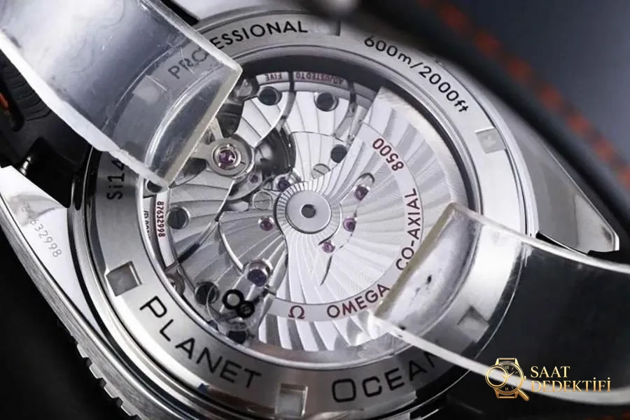Montre VS Factory Omega Seamaster 600M à lunette noire avec texte orange - Fabrication du cadran macro et de l'index