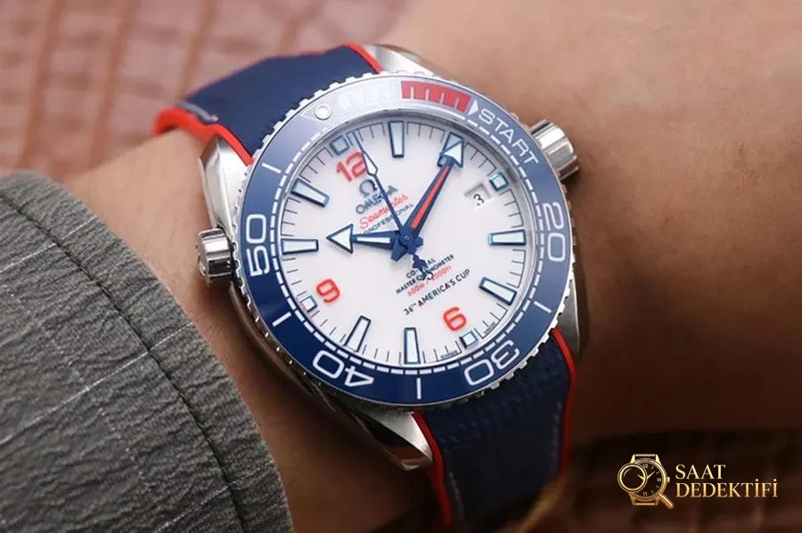 Recensione dell'orologio Omega VS Factory Replica - Vista frontale e design della cassa
