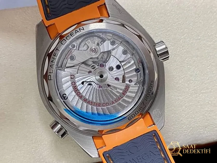 VS Factory Omega Seamaster çeyrek turuncu gri kadranlı replika saat nasıl - Kasa Profili ve Kurma Kolu İncelemesi