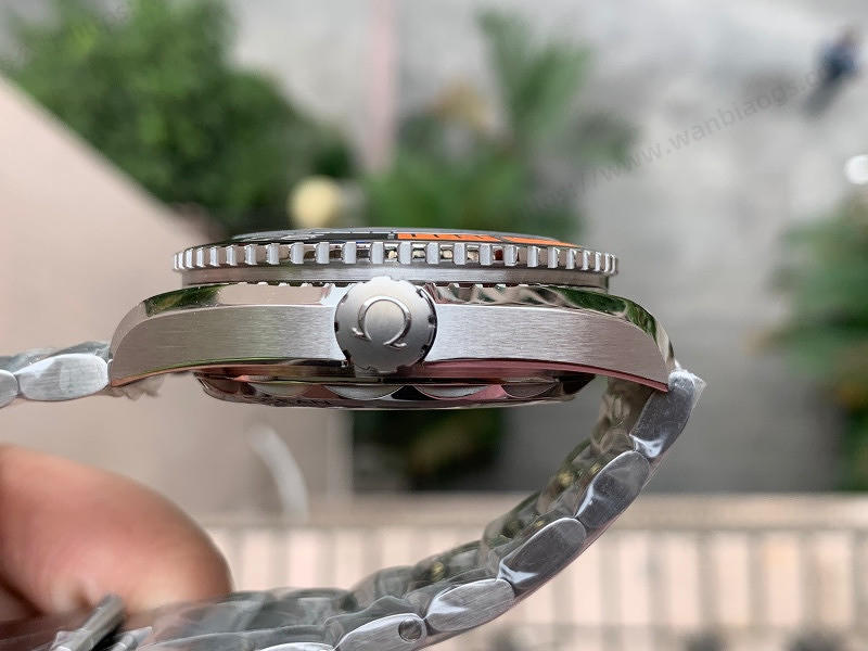 VS Factory Omega Seamaster Planet Ocean Çeyrek Turuncu Saat İncelemesi — 4. fotoğraf