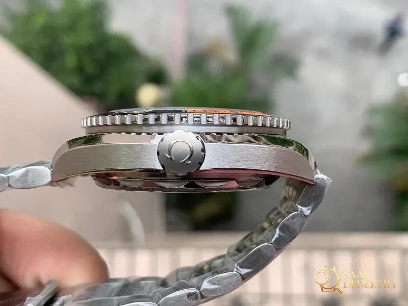 VS Factory Omega Seamaster Planet Ocean Çeyrek Turuncu Saat İncelemesi - Arka Kapak ve Mekanizma Detayı