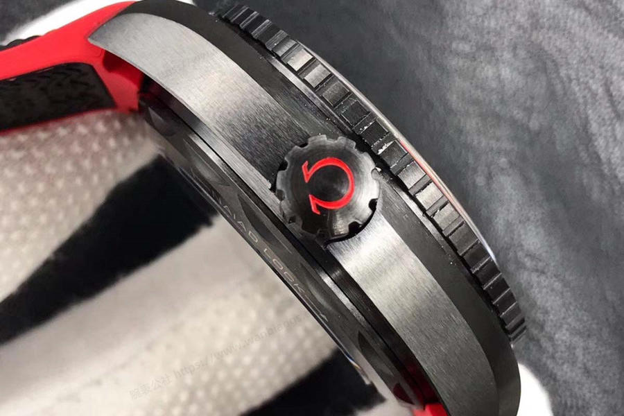 VS Factory Omega Seamaster Planet Ocean Deep Black Red incelemesi — 4. fotoğraf