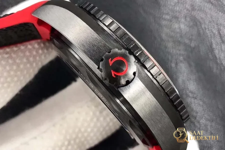 VS Factory Omega Seamaster Planet Ocean Deep Black Red incelemesi - Arka Kapak ve Mekanizma Detayı
