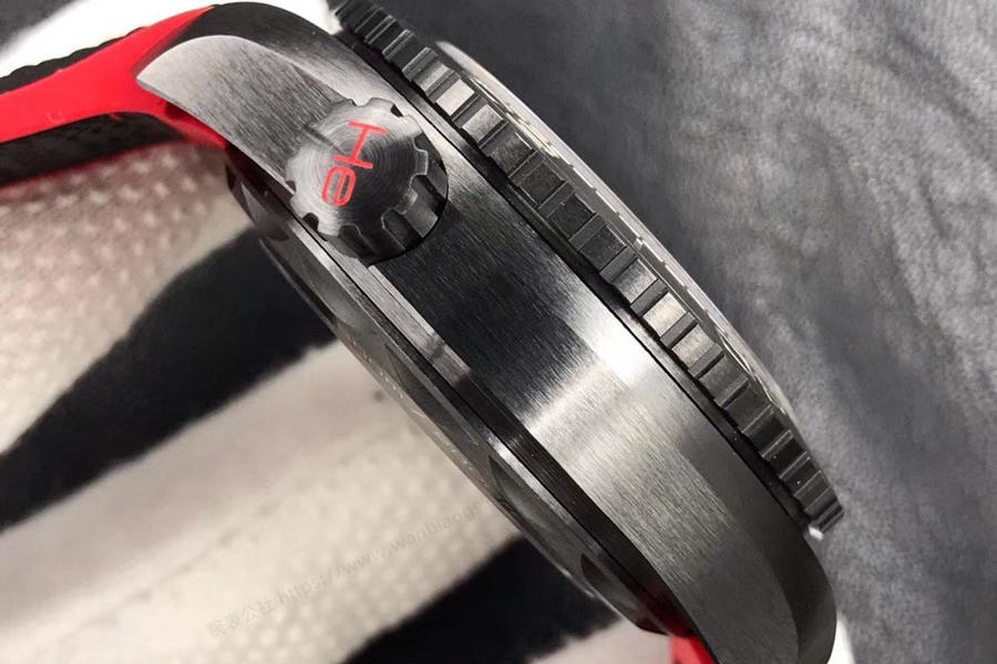 VS Factory Omega Seamaster Planet Ocean Deep Black Red incelemesi — 5. fotoğraf