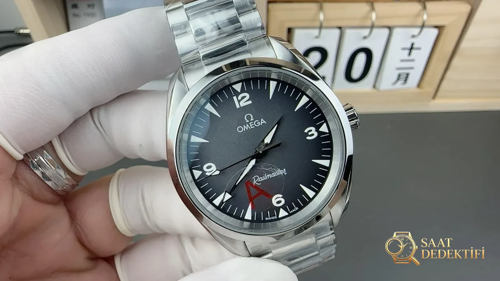 Examen de la fabrication du VS Factory Omega Seamaster Railmaster 38 mm - Détails du capot arrière et du mécanisme