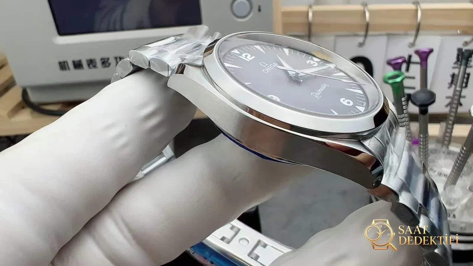 VS Factory Omega Seamaster Railmaster 38 mm Examen de la fabrication - Clip Lock et tampons laser