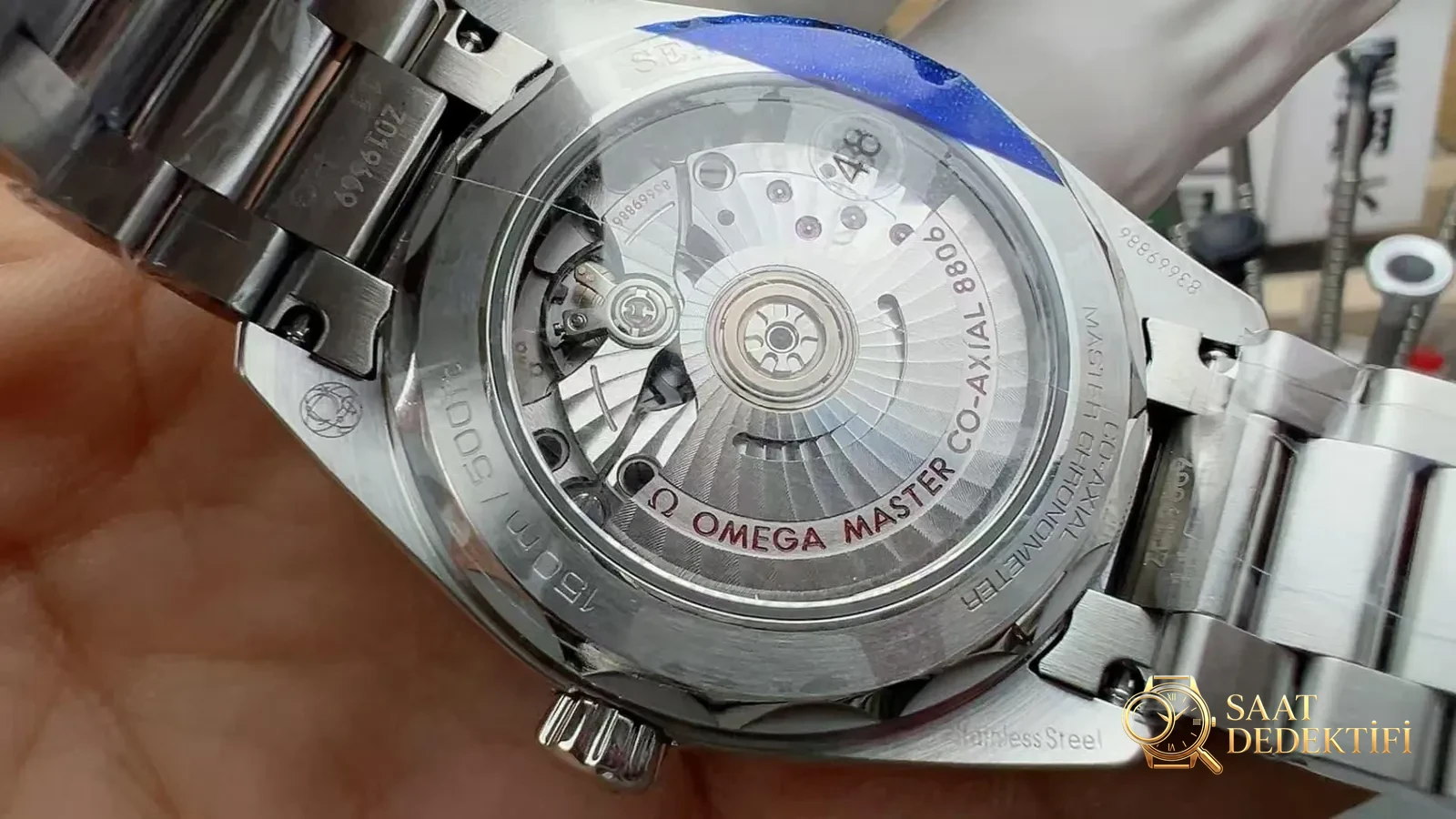 VS Factory Omega Seamaster Railmaster 38 mm Examen de la fabrication - Ressort principal du mécanisme et détail de l'équilibre