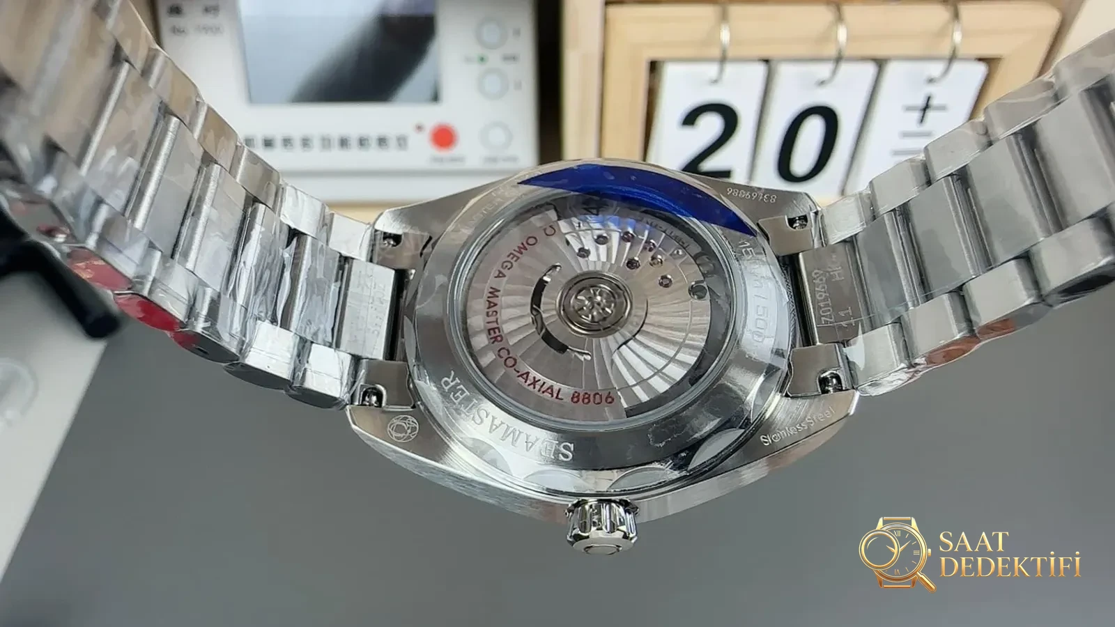 Examen de la fabrication du VS Factory Omega Seamaster Railmaster 38 mm - Profil latéral et connexion du cordon