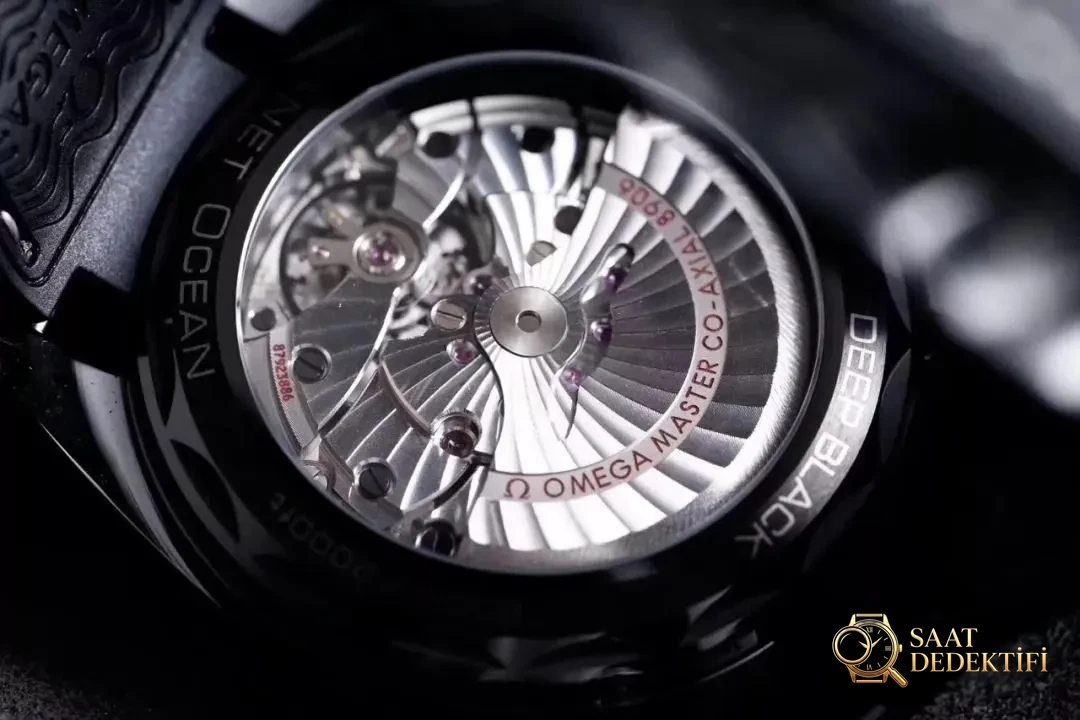 VS Factory Omega Seamaster serisi 600m seramik model (Deep Black) nasıl? - Arka Kapak ve Mekanizma Detayı