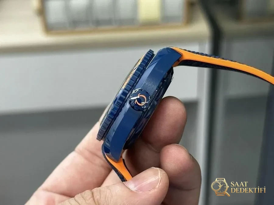 VS Factory Omega Seamaster Serisi «Berrak Deniz Mavisi» Replika Kol Saati - 215.92.46.22.03.001 - Arka Kapak ve Mekanizma Detayı
