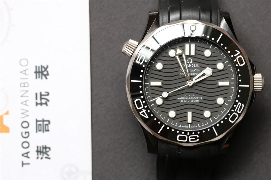 VS Factory Omega Yeni Seamaster 300 Gerçek Seramik Kasa, Dalga Desenli Kadran, 43.5 mm Tarihsiz Replika Video İncelemesi — 1. fotoğraf