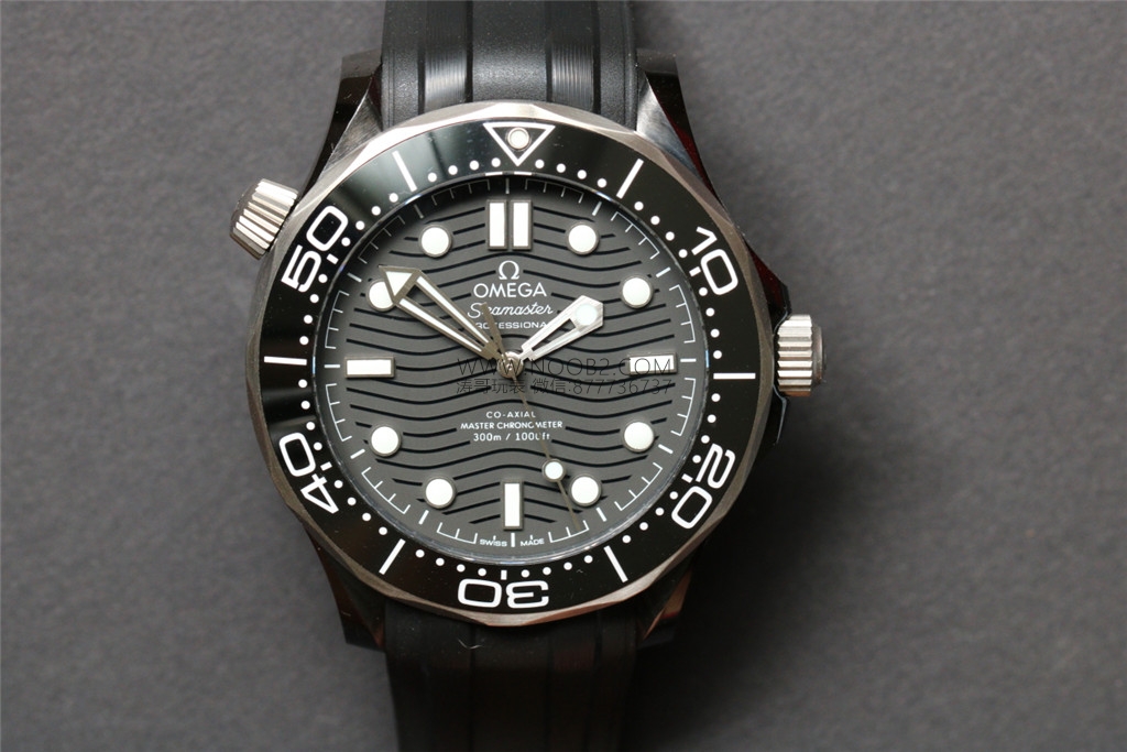 VS Factory Omega Yeni Seamaster 300 Gerçek Seramik Kasa, Dalga Desenli Kadran, 43.5 mm Tarihsiz Replika Video İncelemesi — 2. fotoğraf