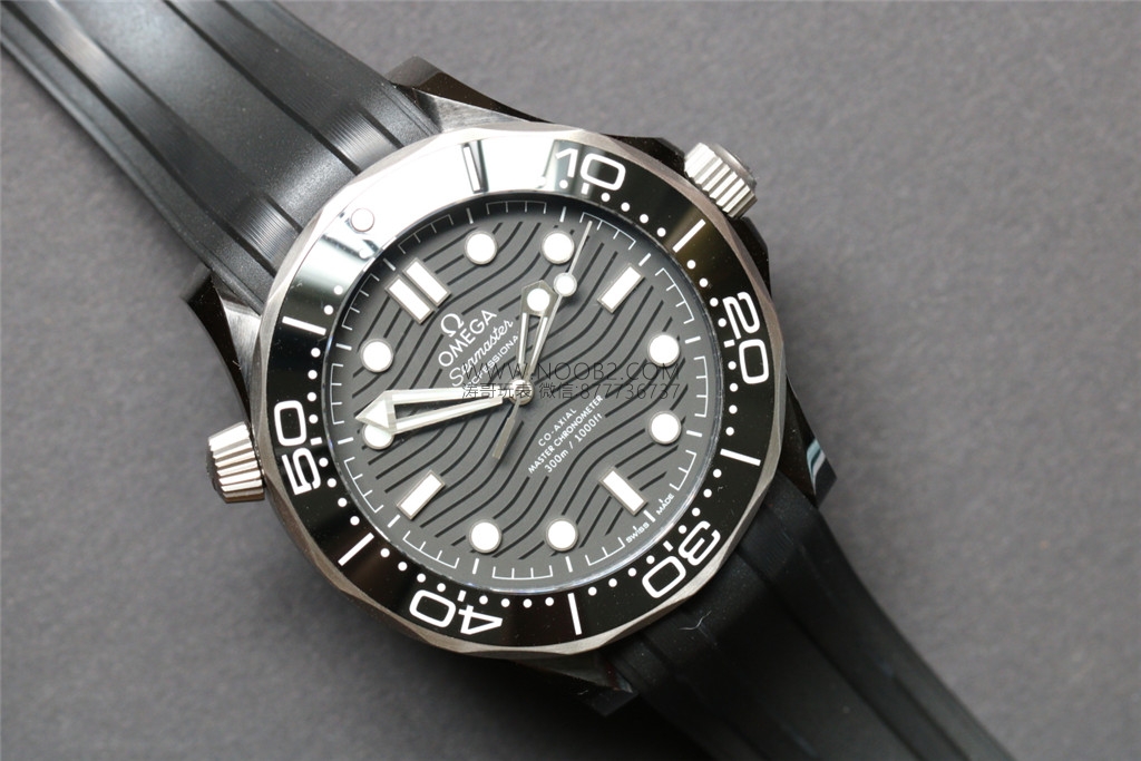 VS Factory Omega Yeni Seamaster 300 Gerçek Seramik Kasa, Dalga Desenli Kadran, 43.5 mm Tarihsiz Replika Video İncelemesi — 3. fotoğraf