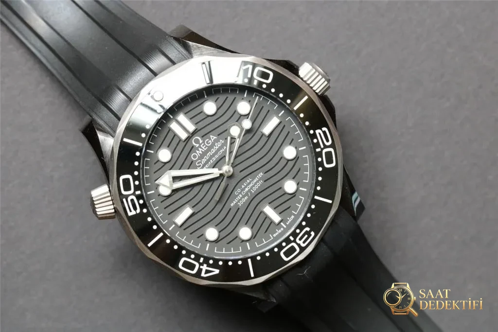 VS Factory Omega Yeni Seamaster 300 Gerçek Seramik Kasa, Dalga Desenli Kadran, 43.5 mm Tarihsiz Replika Kapsamlı İncelemesi - Kasa Profili ve Kurma Kolu İncelemesi