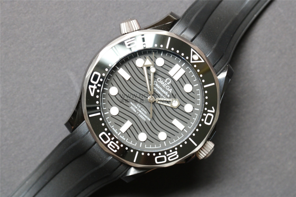 VS Factory Omega Yeni Seamaster 300 Gerçek Seramik Kasa, Dalga Desenli Kadran, 43.5 mm Tarihsiz Replika Video İncelemesi — 4. fotoğraf