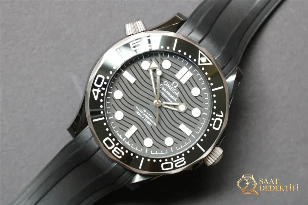 VS Factory Omega Yeni Seamaster 300 Gerçek Seramik Kasa, Dalga Desenli Kadran, 43.5 mm Tarihsiz Replika Kapsamlı İncelemesi - Arka Kapak ve Mekanizma Detayı
