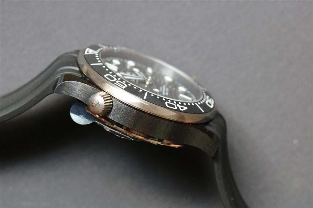 VS Factory Omega Yeni Seamaster 300 Gerçek Seramik Kasa, Dalga Desenli Kadran, 43.5 mm Tarihsiz Replika Video İncelemesi — 5. fotoğraf