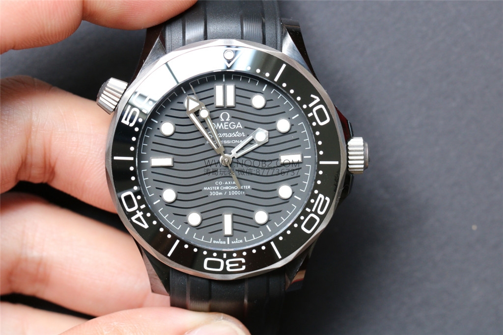 VS Factory Omega Yeni Seamaster 300 Gerçek Seramik Kasa, Dalga Desenli Kadran, 43.5 mm Tarihsiz Replika Video İncelemesi — 6. fotoğraf