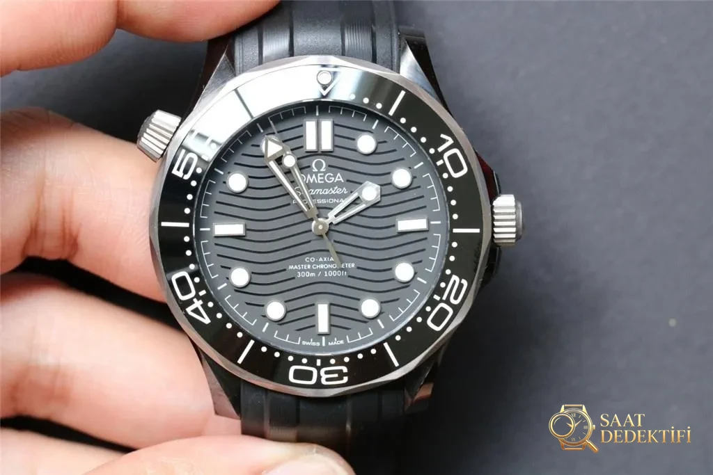 VS Factory Omega Yeni Seamaster 300 Gerçek Seramik Kasa, Dalga Desenli Kadran, 43.5 mm Tarihsiz Replika Kapsamlı İncelemesi - Makro Kadran ve İndeks İşçiliği