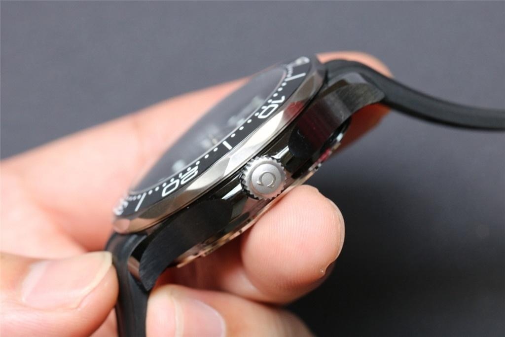 VS Factory Omega Yeni Seamaster 300 Gerçek Seramik Kasa, Dalga Desenli Kadran, 43.5 mm Tarihsiz Replika Video İncelemesi — 7. fotoğraf