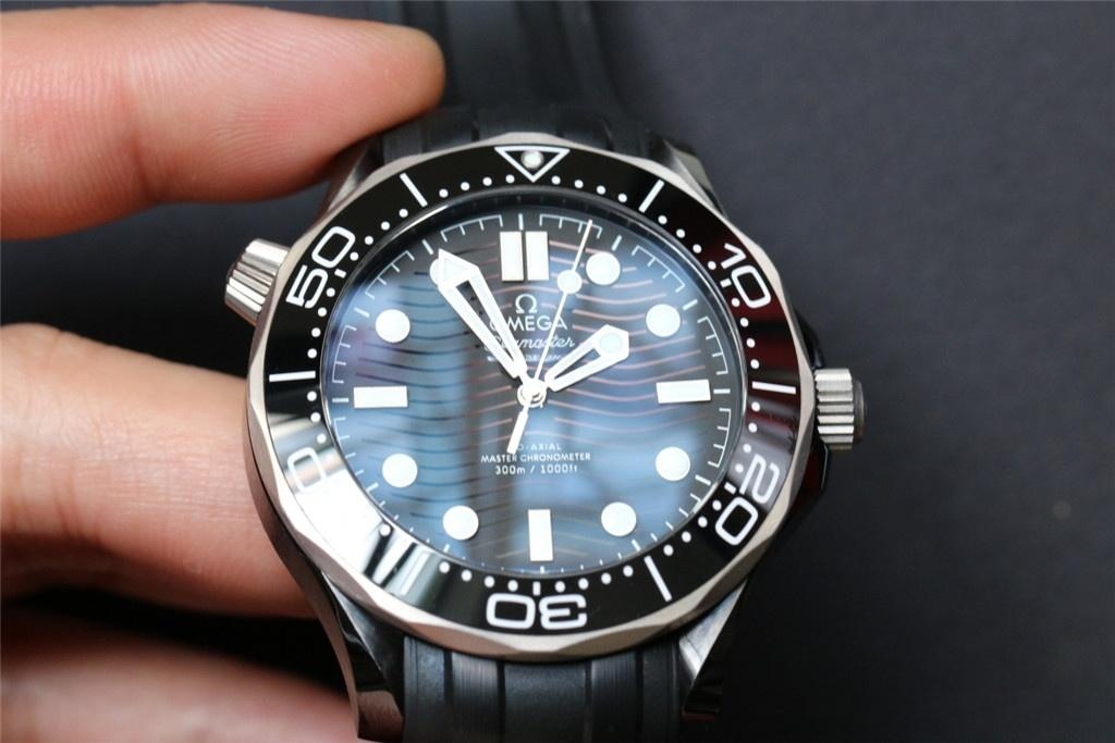 VS Factory Omega Yeni Seamaster 300 Gerçek Seramik Kasa, Dalga Desenli Kadran, 43.5 mm Tarihsiz Replika Video İncelemesi — 8. fotoğraf