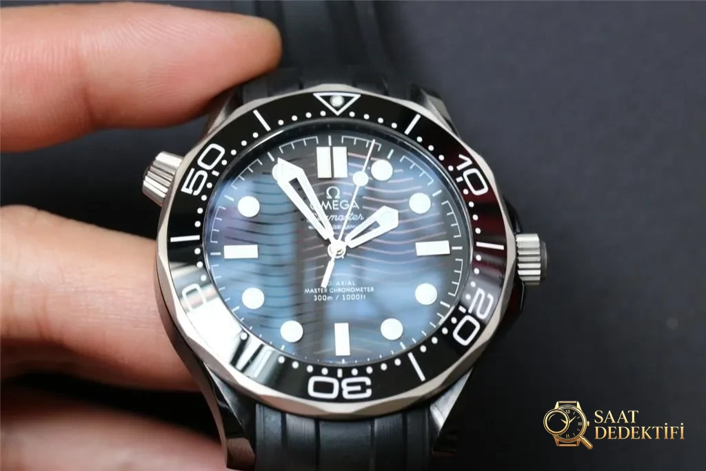 VS Factory Omega Yeni Seamaster 300 Gerçek Seramik Kasa, Dalga Desenli Kadran, 43.5 mm Tarihsiz Replika Kapsamlı İncelemesi - Bilekte Duruş ve Kasa Orantısı