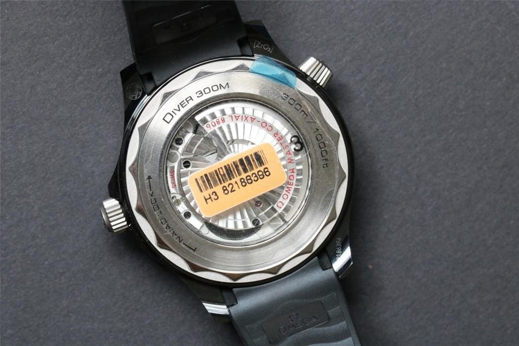 VS Factory Omega Yeni Seamaster 300 Gerçek Seramik Kasa, Dalga Desenli Kadran, 43.5 mm Tarihsiz Replika Video İncelemesi — 9. fotoğraf