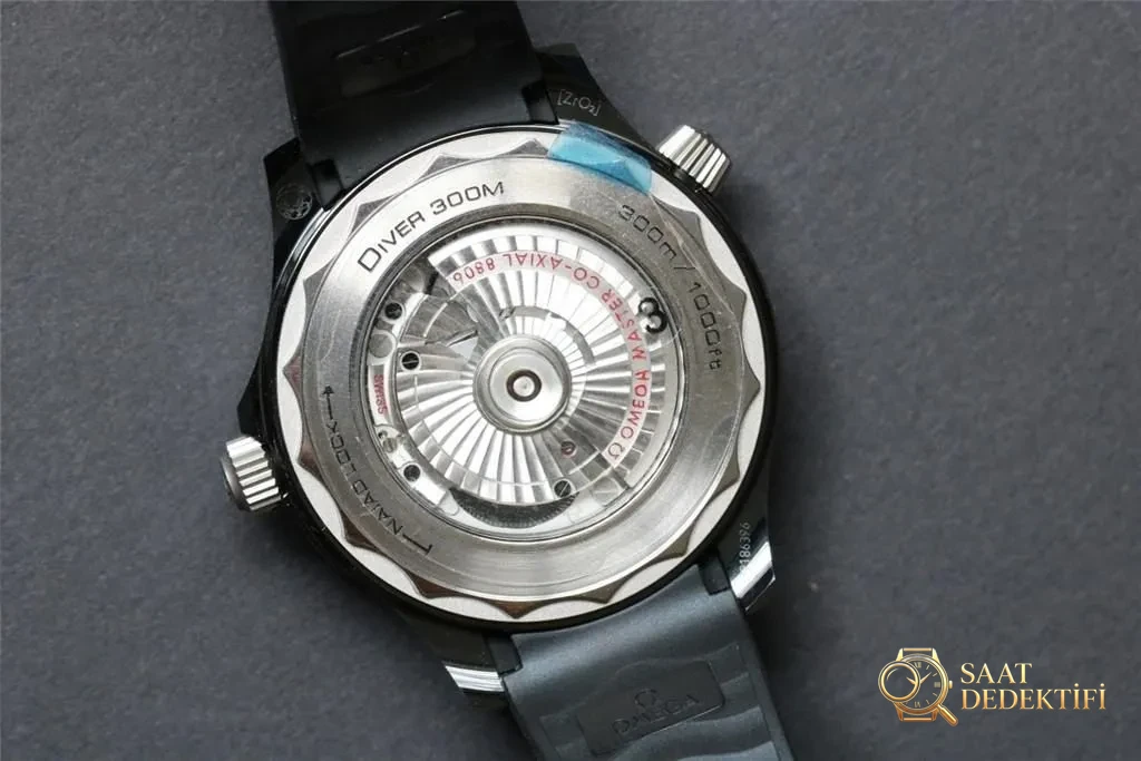 VS Factory Omega Yeni Seamaster 300 Gerçek Seramik Kasa, Dalga Desenli Kadran, 43.5 mm Tarihsiz Replika Kapsamlı İncelemesi - Fosfor ve Super-LumiNova Gece Görünümü
