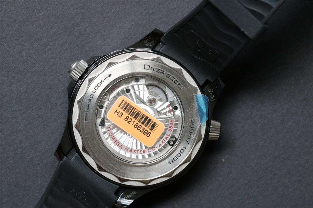 VS Factory Omega Yeni Seamaster 300 Gerçek Seramik Kasa, Dalga Desenli Kadran, 43.5 mm Tarihsiz Replika Video İncelemesi — 10. fotoğraf