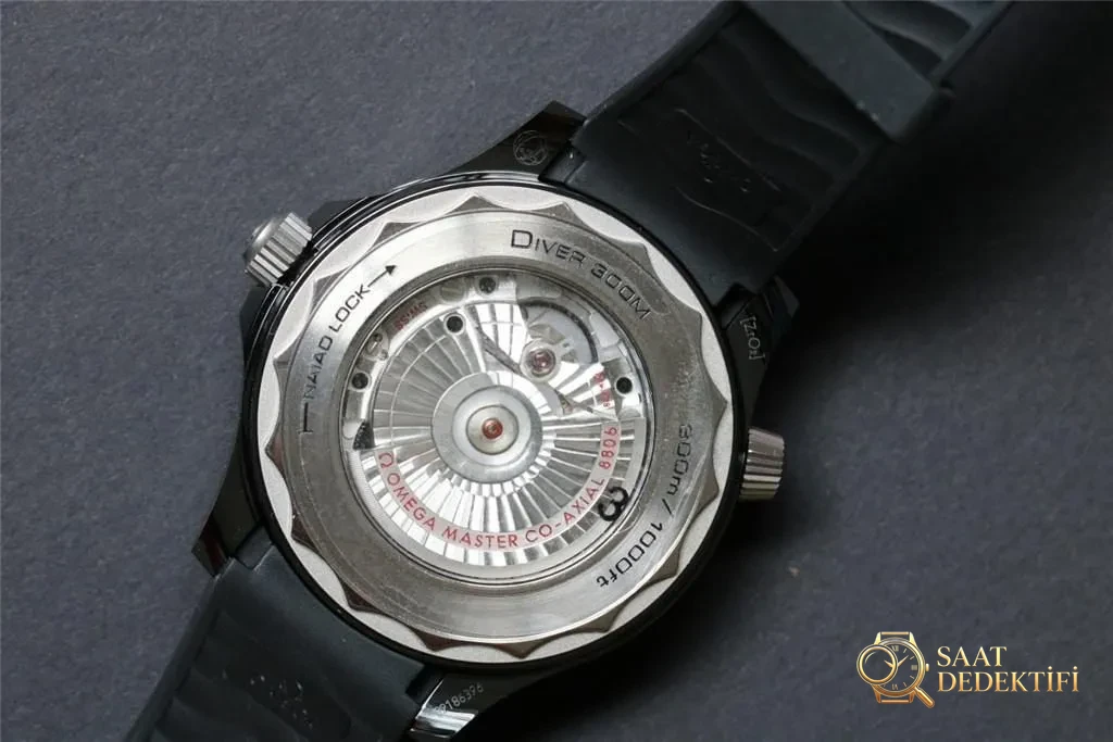 VS Factory Omega Yeni Seamaster 300 Gerçek Seramik Kasa, Dalga Desenli Kadran, 43.5 mm Tarihsiz Replika Kapsamlı İncelemesi - Mekanizma Zemberek ve Balans Detayı
