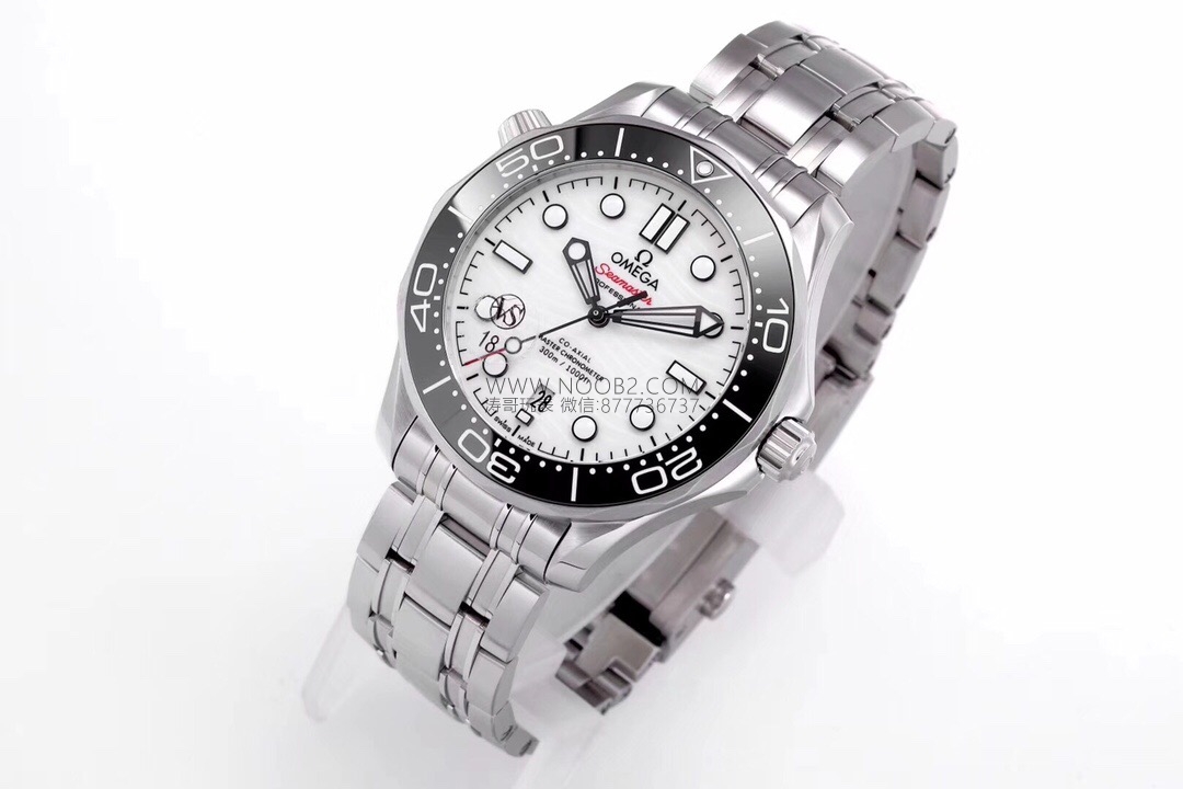 VS Factory Omega Yeni Seamaster 300m Panda Göz Siyah Bezel Beyaz Seramik Kadran 42 mm Replika Saat Görsel İnceleme — 3. fotoğraf