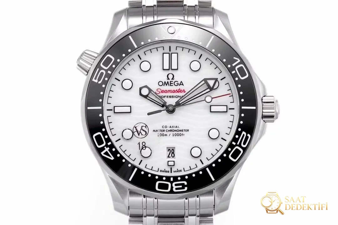VS Factory Omega Yeni Seamaster 300m Panda Göz Siyah Bezel Beyaz Seramik Kadran 42 mm Replika Saat Görsel İnceleme - Arka Kapak ve Mekanizma Detayı