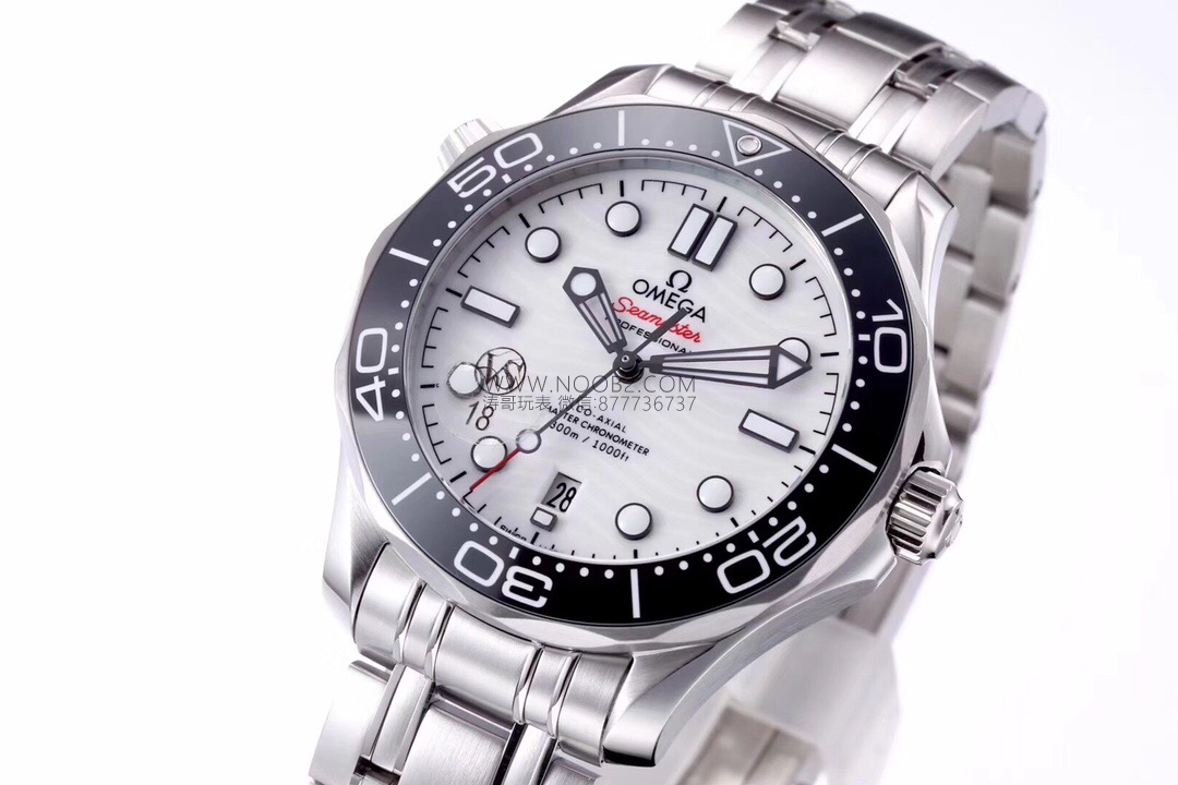 VS Factory Omega Yeni Seamaster 300m Panda Göz Siyah Bezel Beyaz Seramik Kadran 42 mm Replika Saat Görsel İnceleme — 5. fotoğraf
