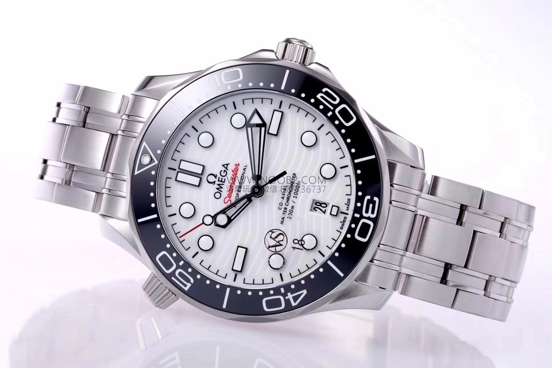VS Factory Omega Yeni Seamaster 300m Panda Göz Siyah Bezel Beyaz Seramik Kadran 42 mm Replika Saat Görsel İnceleme — 8. fotoğraf