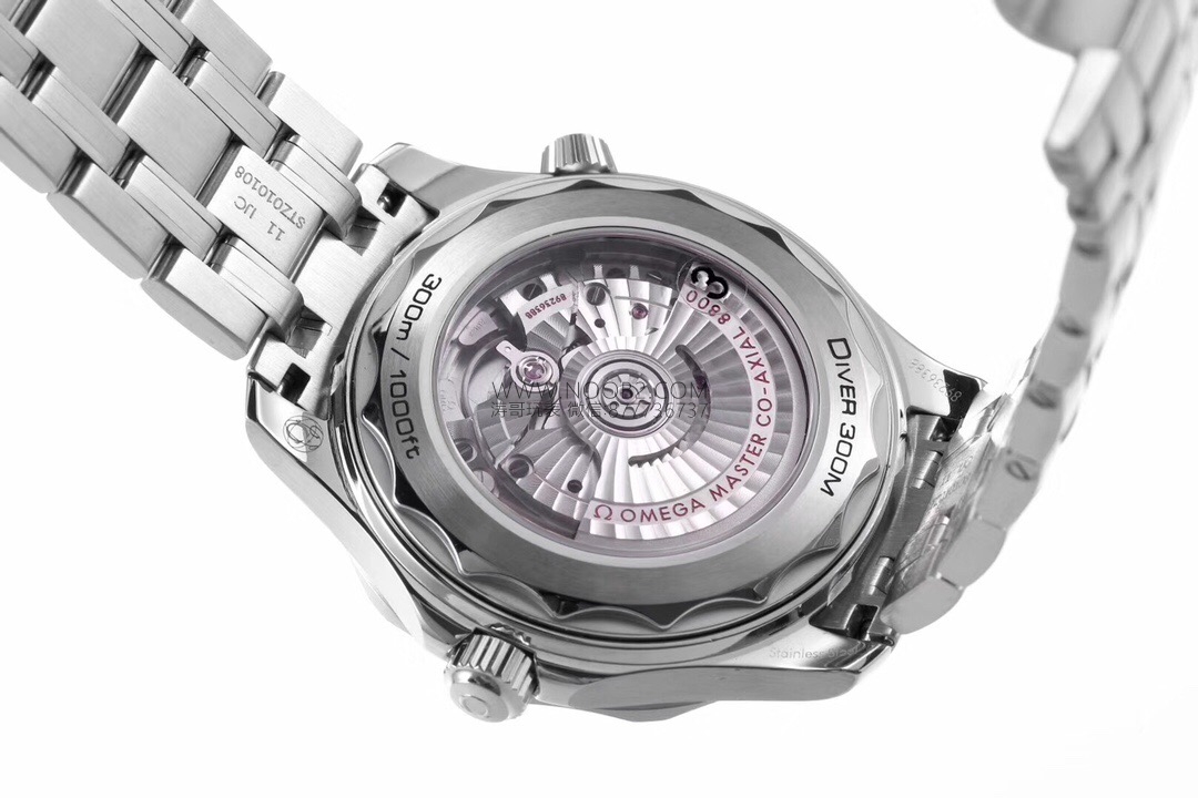 VS Factory Omega Yeni Seamaster 300m Panda Göz Siyah Bezel Beyaz Seramik Kadran 42 mm Replika Saat Görsel İnceleme — 9. fotoğraf