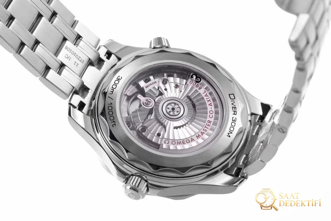 VS Factory Omega Yeni Seamaster 300m Panda Göz Siyah Bezel Beyaz Seramik Kadran 42 mm Replika Saat Görsel İnceleme - Fosfor ve Super-LumiNova Gece Görünümü