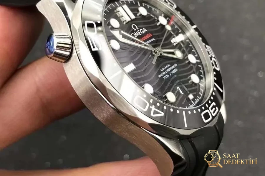 VS Factory Omega yeni Seamaster 300M seramik kadran, 8800 mekanizma saat incelemesi - Arka Kapak ve Mekanizma Detayı