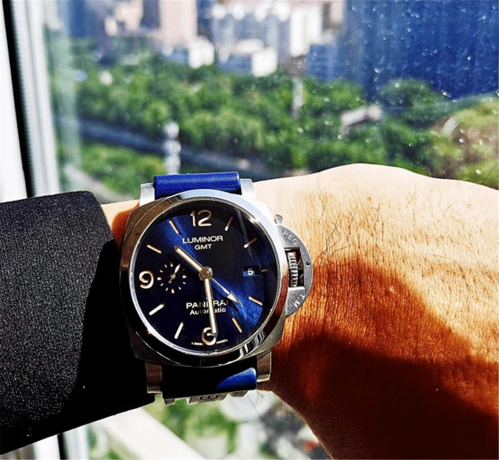 VS Factory Panerai 1033 «GMT» 44 MM Çarpıcı Mavi Kadran İncelemesi — 1. fotoğraf