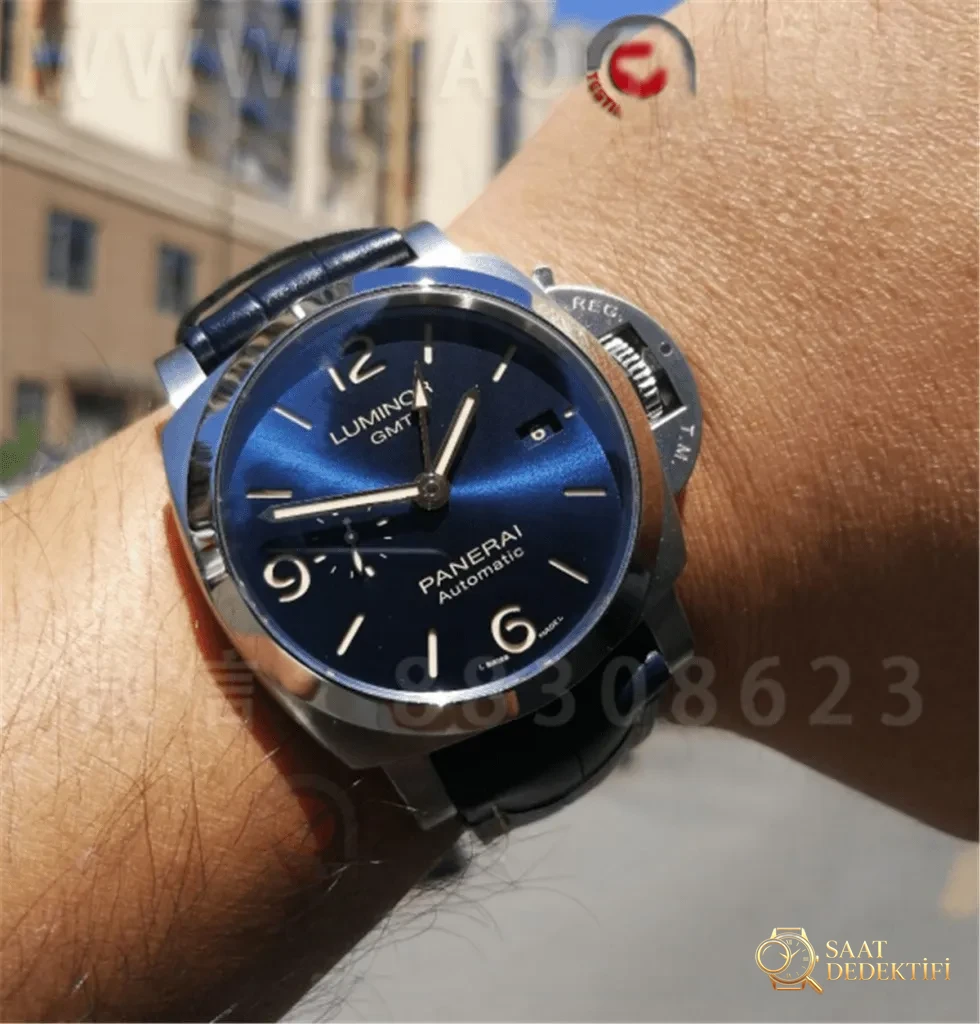 VS Factory Panerai 1033 «GMT» 44 MM Çarpıcı Mavi Kadran İncelemesi - Fosfor ve Super-LumiNova Gece Görünümü