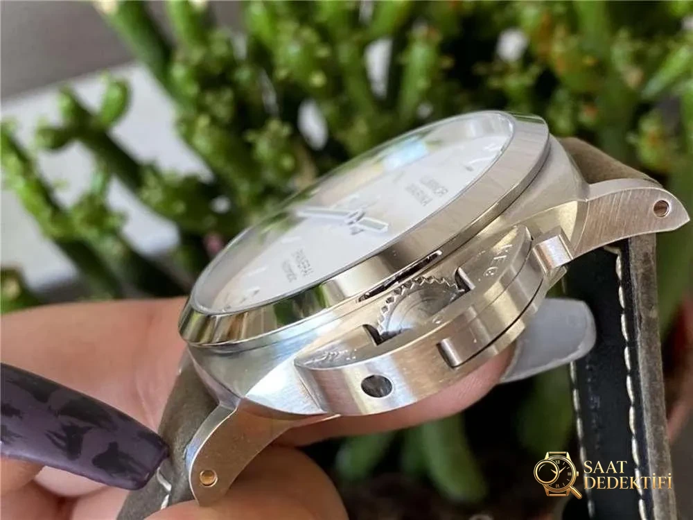 VS Factory Panerai 1314 «Beyaz Prens» minimalizm ruhlu kol saati - Genel Açı ve Estetik Duruş