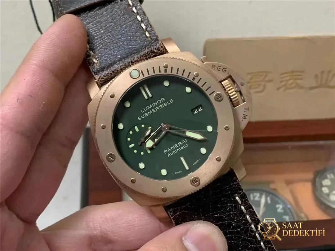 VS Factory Panerai 382 Bronz ilk bakışta replika belli olur mu? Sert erkeğin saati - Arka Kapak ve Mekanizma Detayı
