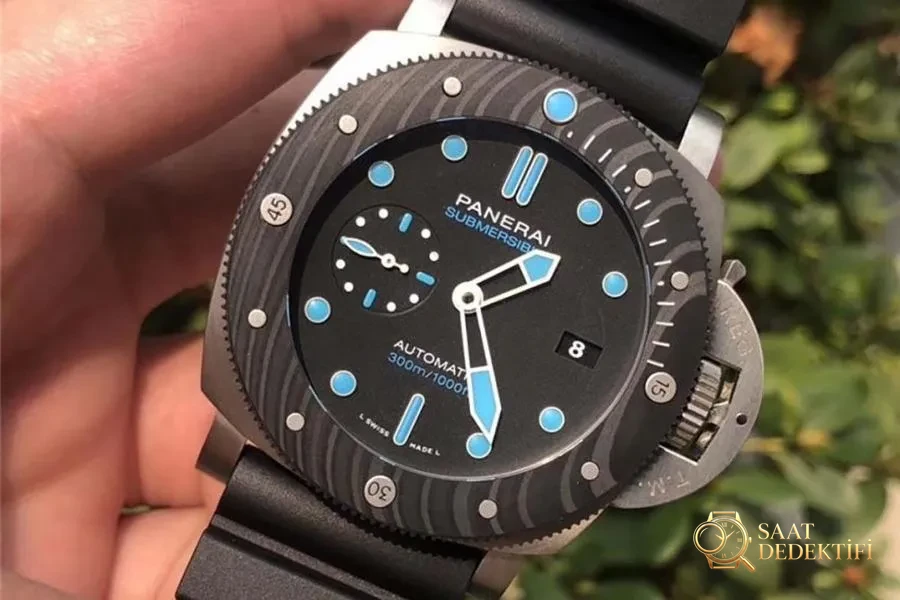 VS Factory Panerai PAM00799 Submersible Serisi Saat İncelemesi - Arka Kapak ve Mekanizma Detayı
