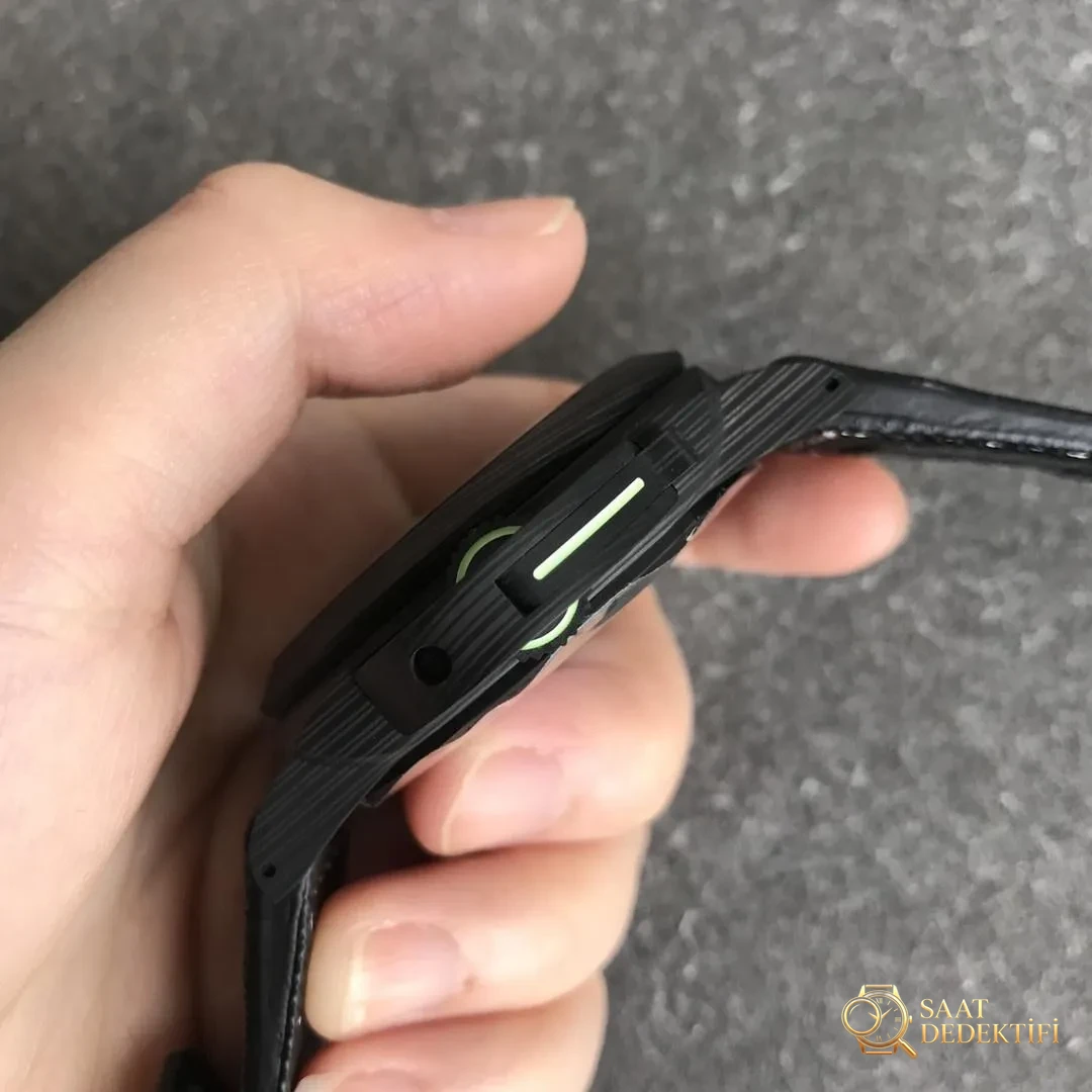 VS Factory Panerai PAM1118 karbon fiber saatin işçiliği iyi mi? - Arka Kapak ve Mekanizma Detayı