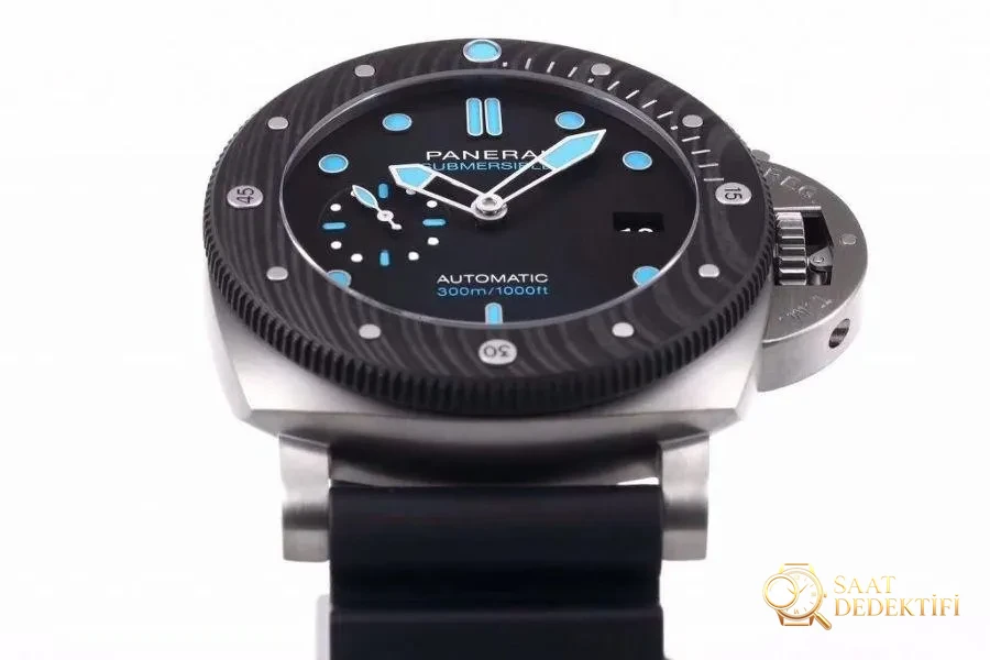 VS Factory Panerai Submersible serisi PAM00799 saat incelemesi - Arka Kapak ve Mekanizma Detayı