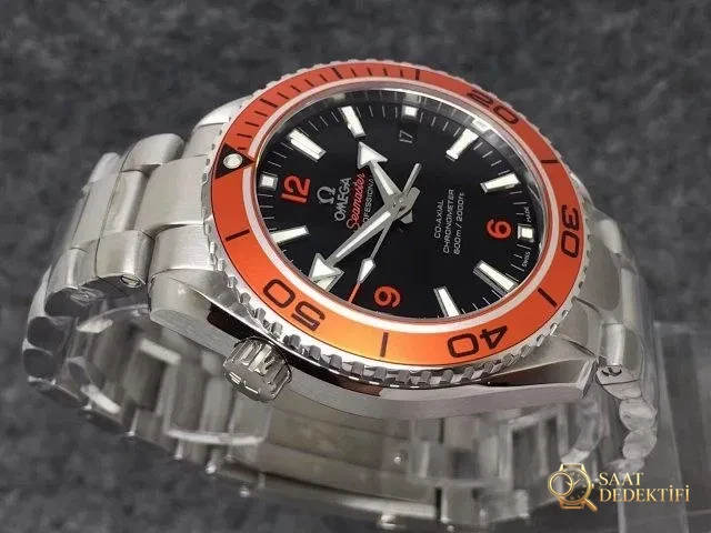 VS Factory Replika Omega Planet Ocean 600m Turuncu, Super Clone 8500 Mekanizmalı, Ücretsiz Turuncu Kauçuk Kayış Hediyeli - Kasa Profili ve Kurma Kolu İncelemesi
