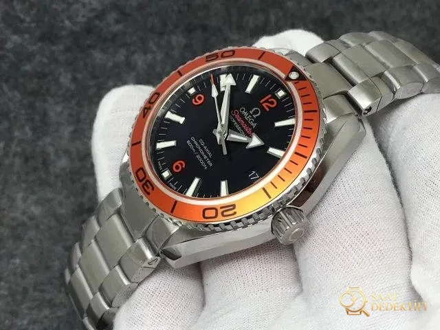 VS Factory Replika Omega Planet Ocean 600m Turuncu, Super Clone 8500 Mekanizmalı, Ücretsiz Turuncu Kauçuk Kayış Hediyeli - Fosfor ve Super-LumiNova Gece Görünümü