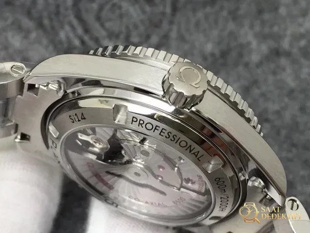 VS Factory Replika Omega Planet Ocean 600m Turuncu, Super Clone 8500 Mekanizmalı, Ücretsiz Turuncu Kauçuk Kayış Hediyeli - Mekanizma Zemberek ve Balans Detayı