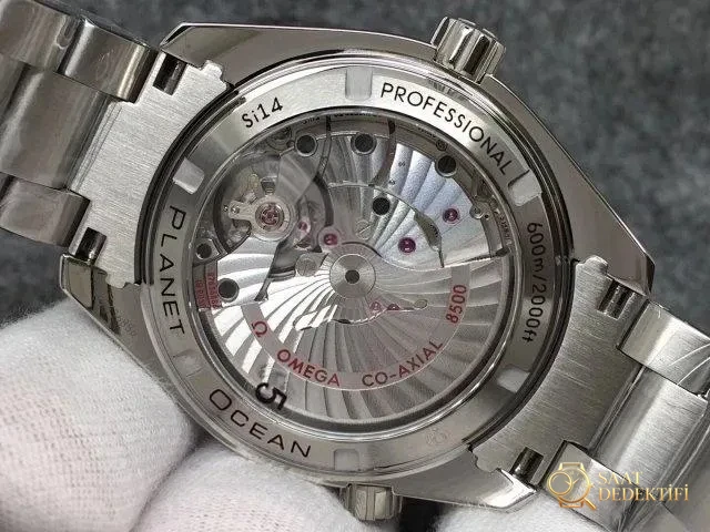 VS Factory Replika Omega Planet Ocean 600m Turuncu, Super Clone 8500 Mekanizmalı, Ücretsiz Turuncu Kauçuk Kayış Hediyeli - Genel Açı ve Estetik Duruş