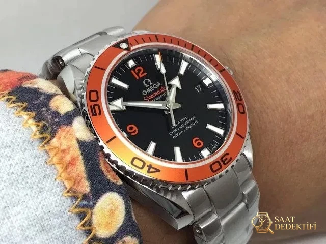 VS Factory Replika Omega Planet Ocean 600m Turuncu, Super Clone 8500 Mekanizmalı, Ücretsiz Turuncu Kauçuk Kayış Hediyeli - Koleksiyon ve Vitrin Görünümü