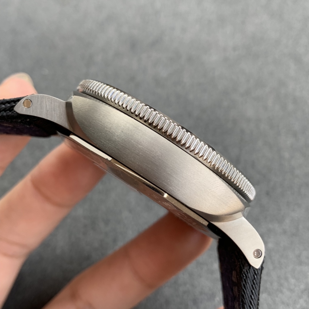 PAM 984 Titanyum Kasa